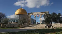 Dengan arsitektur megah dan sejarah panjang, bangunan ini menjadi daya tarik spiritual dan budaya di Yerusalem. Tampak dalam foto, seorang pria Palestina berjalan di dekat Kubah Batu, kompleks Masjid al-Aqsa, Yerusalem menjelang waktu berbuka puasa selama bulan suci Ramadan 1447 Hijriah pada Rabu 25 Februari 2026. (AHMAD GHARABLI/AFP)