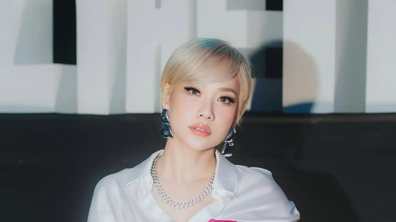 Genap 42 Tahun, Potret Menawan Bunga Citra Lestari Tampil Bak Barbie dengan Dress Pink dan Rambut Blonde