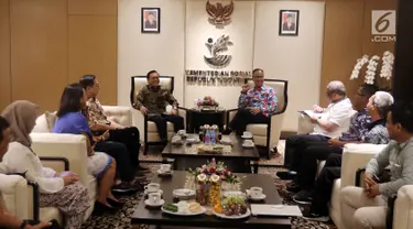 Menteri Sosial Agus Gumiwang Kartasasmita (kanan) berbincang dengan Dirut Indosiar Imam Sudjarwo (kiri) dan jajaran Emtek Group di Kementerian Sosial, Jakarta, Selasa (18/12). Kunjungan itu membahas kerja sama di sektor media. (Liputan6.com/JohanTallo)