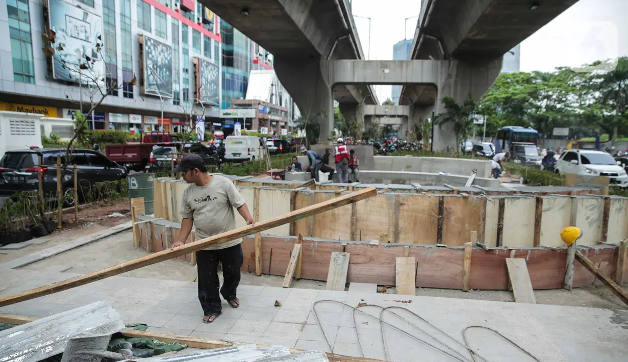 Pekerja merampungkan proyek revitalisasi trotoar di sepanjang Jalan Satrio-Casablanca, Jakarta Selatan, Selasa (10/12/2019). Kawasan ini akan tersedia skate park, area istirahat, ruang seni dan parkir sepeda serta sisi ruang seni akan tersedia panggung dan amphitheater. (Liputan6.com/Faizal Fanani)