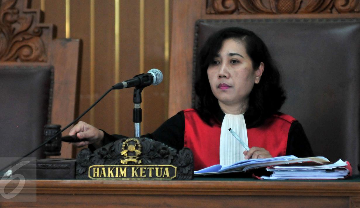 Hakim Pengadilan Negeri Jaksel Udjiati mengetok palu usai membacakan putusan sidang Pra Peradilan atas pemohon mantan Dirut PT Pelindo II RJ Lino, Selasa (26/1). Dalam sidang itu Hakim menolak permohonan praperadilan RJ Lino. (Liputan6.com/Yoppy Renato)