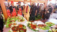 Bupati Banyuwangi Ipuk Fiestiandani mengunjungi Fish Market Festival 2022 yang menyajikan berbagai macam olahan ikan laut (Istimewa)