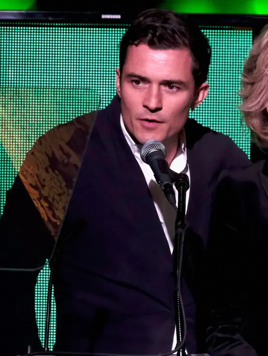 Putusnya Orlando dan Katy dikabarkan pria tersebut dengan seorang wanita berambut coklat, dan keduanya berada di dalam acara yang sama yaitu Vanity Vair Oscar 2017. (AFP/Bintang.com)