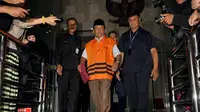 Mantan Bupati Bangkalan yang juga Ketua DPRD Bangkalan Fuad Amin Imron keluar dari gedung KPK, Jakarta, Rabu (3/12/2014). (Liputan6.com/Miftahul Hayat)