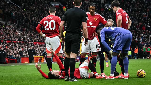 Foto: Terancam Absen Lama, Momen Lisandro Martinez Mengeram Kesakitan saat MU Ditumbangkan Crystal Palace di Liga Inggris