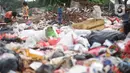 Anak-anak melintasi tumpukan sampah di sekitar Jalan Masjid Al Makmur, Pasar Minggu, Jakarta Selatan, Selasa (10/12/2019). Tumpukan sampah yang tidak hanya berasal dari warga sekitar menimbulkan bau tidak sedap dan dikhawatirkan dapat mengganggu kesehatan. (Liputan6.com/Immanuel Antonius)