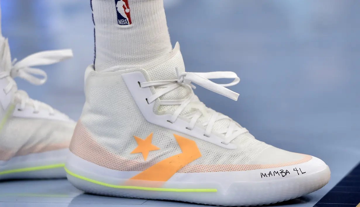 Pemain Phoenix Suns, Kelly Oubre Jr menulis pesan Mamba 4L di sepatunya untuk mendiang Kobe Bryant selama pertandingan NBA  Phoenix Suns melawan Memphis Grizzlies di Memphis (26/1/2020). Bryant dan Putrinya Gianna meninggal dalam kecelakaan helikopter di Calabasas. (AP Photo / Brandon Dill)