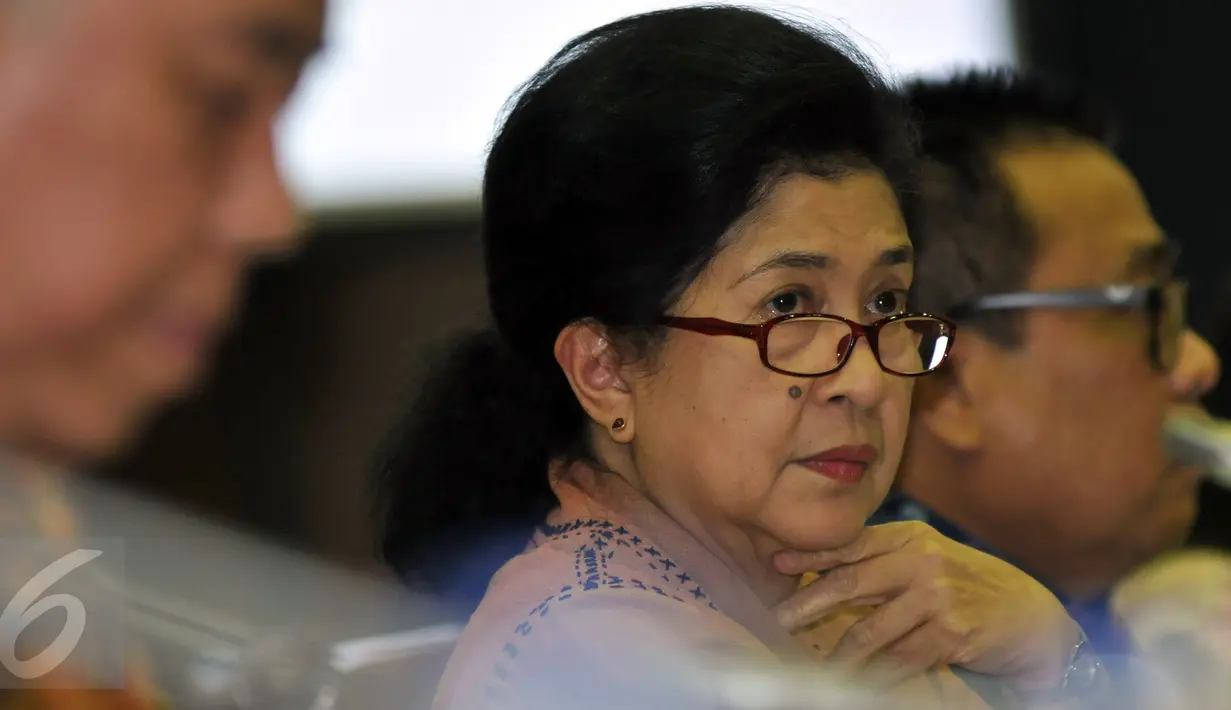 Menkes Nila Moeloek mendengarkan pertanyaan dari Komisi VI DPR pada rapat kerja di Gedung DPR RI, Senayan, Jakarta, Kamis (14/7). Dalam rapat, Menkes Nila membeberkan daftar 14 rumah sakit yang menerima distribusi vaksin palsu. (Liputan6.com/JohanTallo)