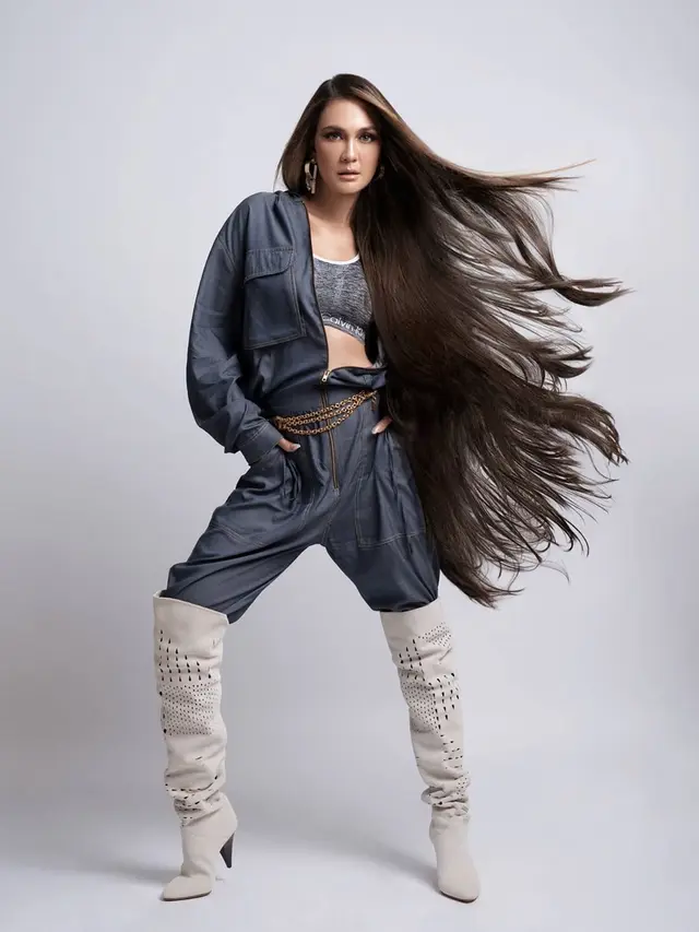6 Pemotretan Luna Maya dengan Gaya Sporty, Bak Artis Hollywood