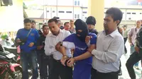 Fadil Pranata (25), pelaku yang diduga membunuh pengemudi taksi online Ahsanul Fauzi (31), ditangkap aparat Polresta Bogor, Jawa Barat. (Liputan6.com/Achmad Sudarno)