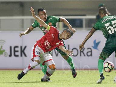 Aksi pemain Persija Jakarta, Ismed Sofyan (tengah) saat berebut bola dengan pemain PS TNI pada laga Liga 1 2017 di Stadion Pakansari, Bogor, (8/6/2017). Persija menang 2-0. (Bola.com/Nicklas Hanoatubun)
