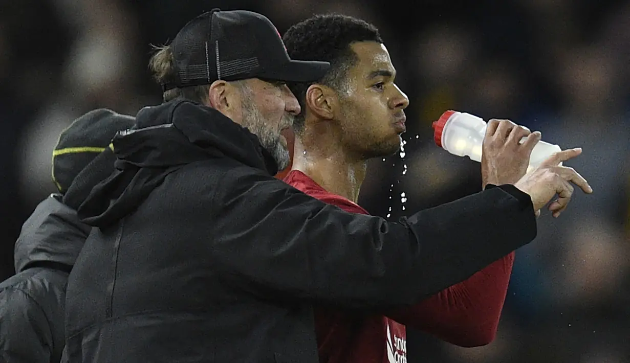 Memulai babak kedua, Jurgen Klopp menginstruksikan pasukannya untuk langsung menekan pertahanan Wolverhampton. (AFP/Oli Scarff)