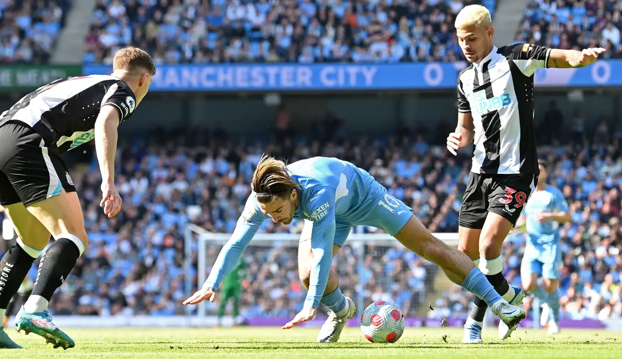 Newcastle yang sedang berapi-api di Liga Inggris musim ini terbantu berkat permainan apik salah satu gelandang bertahannya. Ia adalah Bruno Guimaraes yang tampil mengesankan di bawah asuhan manajer Eddie Howe pada musim ini. Dia berhasil mencetak dua gol dan dua assist dari 10 pertandingan di Premier League. Performa impresif Guimaraes membantu The Magpies duduk di peringkat keempat pada klasemen sementara Liga Inggris. (AFP/Pul Ellis)