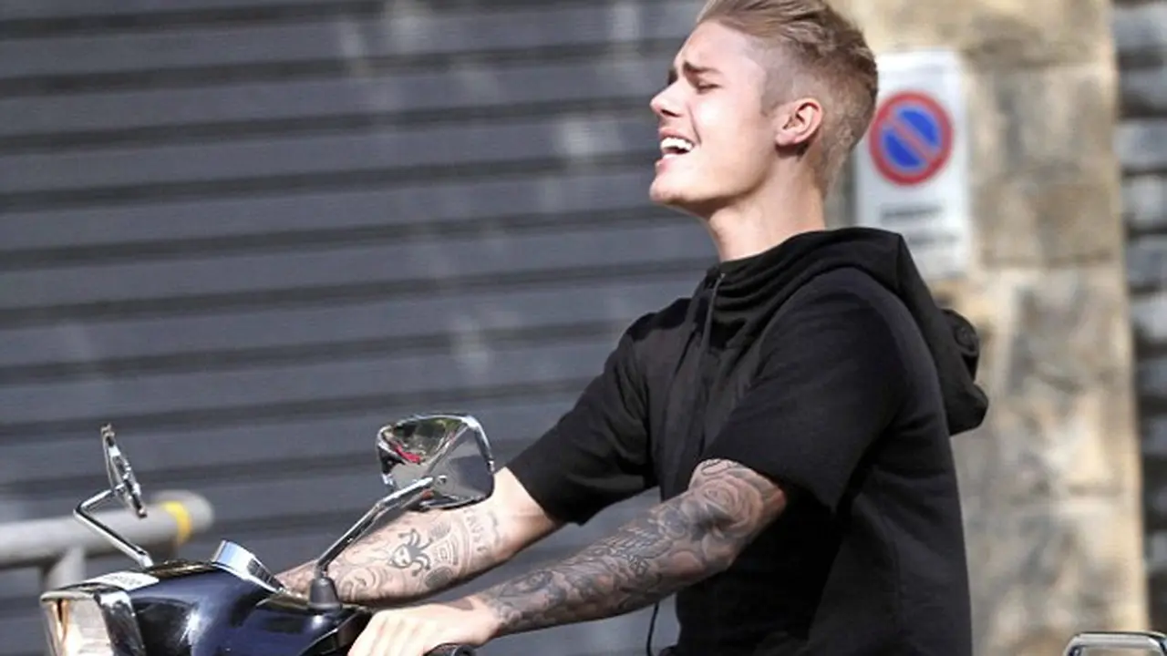 Naik Vespa Tanpa Helm, Justin Bieber Dicap 'Alay'