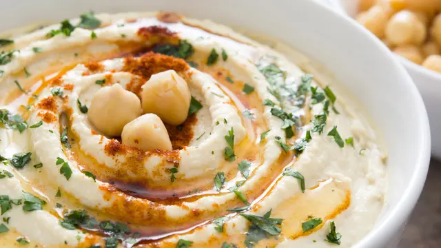 Hummus (Etorres/Shutterstock)