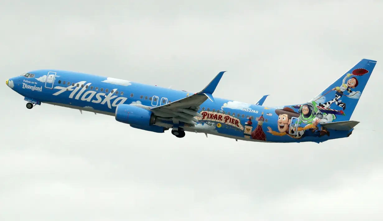 <p>Pesawat Alaska Airlines dengan tema khusus dari salah satu film yang diproduksi Pixar Animation Studios lepas landas dari Bandara Internasional Seattle-Tacoma di Seattle pada 7 Oktober 2019. Pesawat Boeing 737-800 milik maskapai tersebut menampilkan tokoh dari Toy Story. (AP Photo/Ted S. Warren)</p>