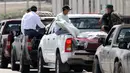 Petugas membawa peti mati menuju sebuah pemakaman di Guayaquil, Ekuador, Kamis (2/4/2020). Sejumlah video yang menyebar di media sosial memperlihatkan bagaimana jenazah korban vurus corona COVID-19 dibiarkan terbaring di jalanan Guayaquil. (Enrique Ortiz/AFP)