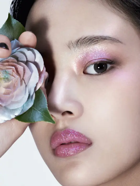 Dalam kampanye ini, Minji tampil dengan riasan bernuansa romantis yang tetap memiliki sentuhan inovatif. Mata berkilauan dengan gradasi pink dan lilac, memanfaatkan palet LES 4 OMBRES UTOPIA yang kaya akan shimmer dan partikel mutiara. [Dok/CHANEL].