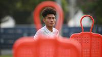 Pemain Timnas Indonesia U-20, Mikael Alfredo Tata saat latihan persiapan Kualifikasi Piala Asia U-20 2023 yang berlangsung di Lapangan A Gelora Bung Karno, Jakarta, Selasa (30/08/2022). (Bola.com/Bagaskara Lazuardi)