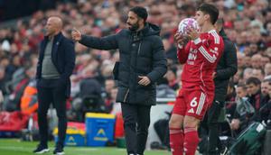 Pelatih Manchester United, Ruben Amorim, memberikan instruksi dari pinggir lapangan selama pertandingan Premier League Inggris antara Liverpool dan Manchester United di Liverpool, Inggris, Minggu, 19 Oktober 2025. (Foto AP/Ian Hodgson)