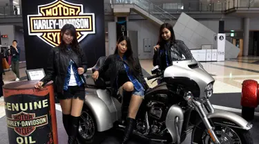 Model berpose di samping Trike Harley-Davidson Motorcyles ', "Tri Glide Ultra" selama Tokyo Motor Show di Tokyo, Jepang (25/10). Pameran ini digelar dari 25 Oktober sampai 5 November 2017. (AFP Photo/Toshifumi Kitamura)