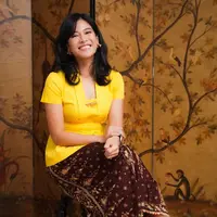 Dian Sastrowardoyo mengenakan kebaya kuning lengan pendek, ditambah dengan brok keemasan di bagian dada. Dipadukan kain batik sebagai bawahan. [@therealdisastr]