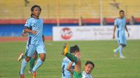 Gelandang Surabaya United, Evan Dimas Darmono mencetak gol penentu kemenangan saat mengalahkan Persela Lamongan 4-3 di Stadion Gelora Delta, Sidoarjo, Jumat (27/11/2015). (Bola.com/Zaidan Nazarul)