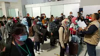 Puluhan Pekerja Migran Indonesia (PMI) yang bekerja di Suriah, tiba di Tanah Air melalui Bandara Internasional Soekarno Hatta, Jumat (28/5/2021). (Liputan6.com/Pramita Tristiawati)