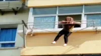 Wanita Mabuk Gelantungan di Luar Jendela