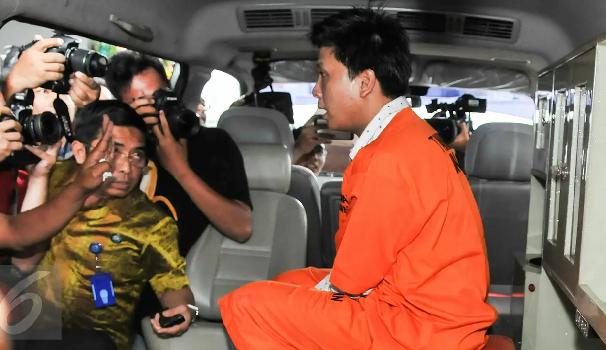 Bupati Ogan Ilir, Ahmad Wazir Nofiadi Mawardi berada di dalam mobil ambulan yang akan membawanya ke pusat rehabilitasi BNN, Jakarta, Jumat (18/3/2016). BNN tetapkan Ahmad Wazir Nofiandi sebagai tersangka kasus narkoba. (Liputan6.com/Yoppy Renato)