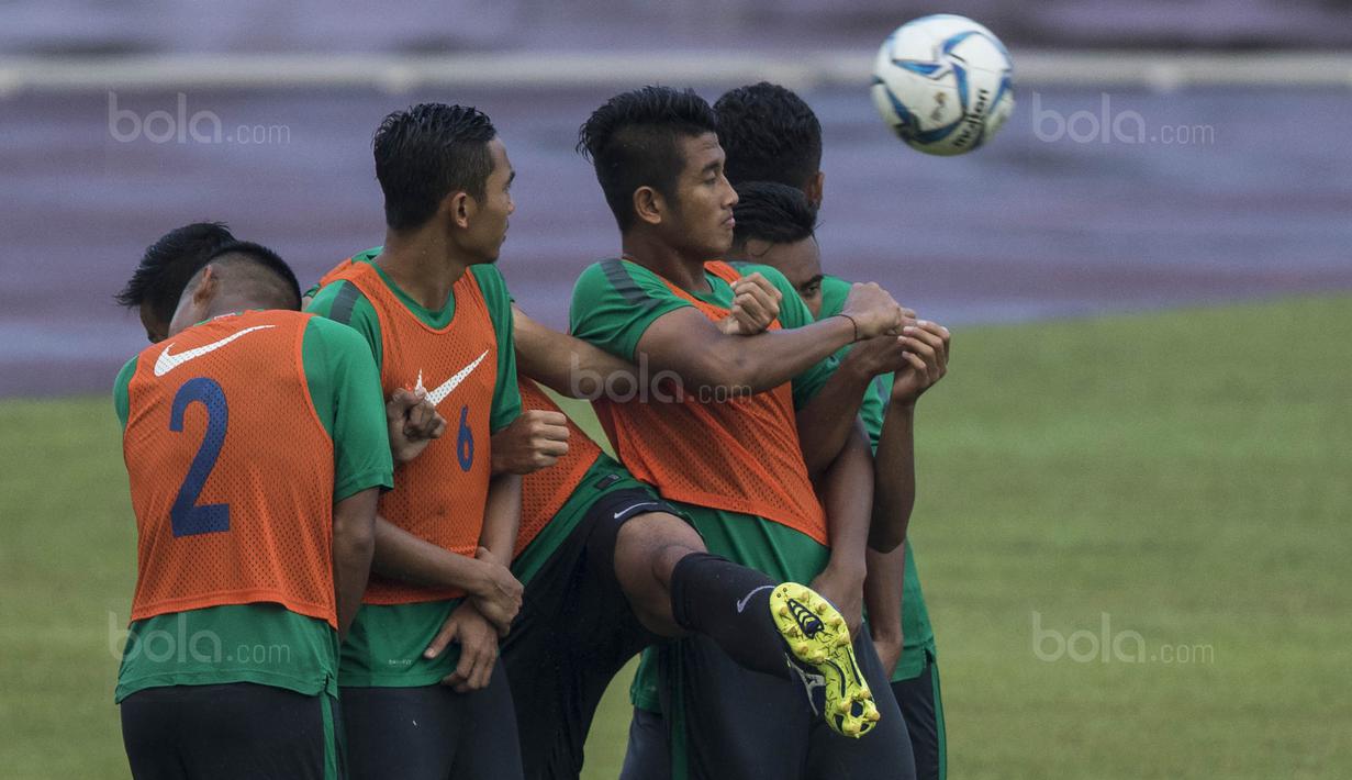 Bek Timnas Indonesia, Putu Gede, berusaha menghindar dari bola saat latihan di Stadion UKM, Selangor, Sabtu (19/8/2017). Latihan ini merupakan persiapan jelang laga SEA Games melawan Timor Leste. (Bola.com/Vitalis Yogi Trisna)
