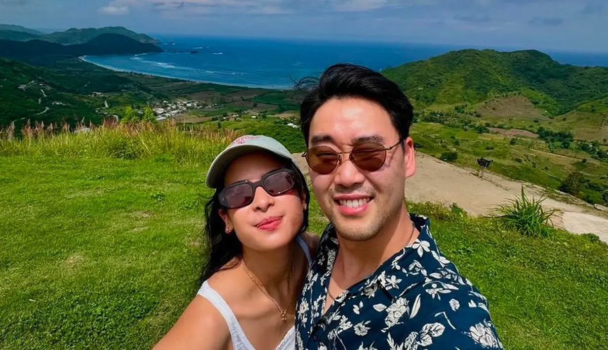 <p>Maudy Ayunda dan suaminya, Jesse Choi menikmati keindahan Lombok. Maudy tampil dengan atasan sleeveless putih dipadukan celana panjang hijaunya. [@jessechoi]</p>