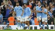 Penyerang Manchester City, Julian Alvarez (kanan) berselebrasi dengan rekan setimnya setelah mencetak gol pembuka ke gawang Newcastle United dalam laga Premier League 2023/2024 pekan 2 di Etihad Stadium, Minggu (20/8/2023) dini hari WIB. (AP Photo/Dave Thompson)