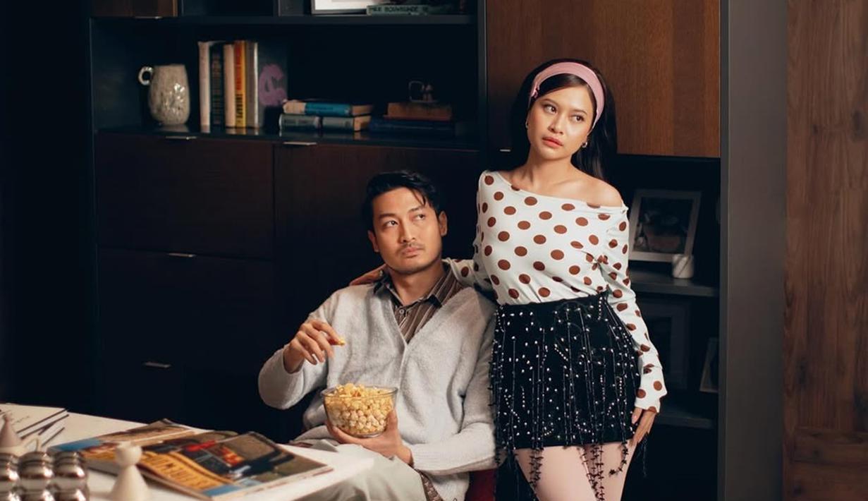 Hanggini tampil cantik dengan mengenakan baju off shoulder polkadot dan rok mini warna hitam berenda dalam pemotretan kali ini. Bando warna merah muda yang dikenakannya menambah kesan imut artis dengan nama lengkap Hanggini Purinda Retto ini. Sementara Luthfi Aulia tampil simpel dengan kemeja stripes warna cokelat dan sweater abu-abu dipadukan dengan celana kain. (Liputan6.com/IG/@hanggini)