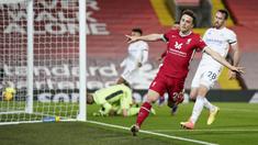 Pemain Liverpool, Diogo Jota, melakukan selebrasi usai mencetak gol ke gawang Leicester City pada laga Liga Inggris di Stadion Anfield, Senin (23/11/2020). Liverpool menang dengan skor 3-0. (AP Photo/Jon Super)