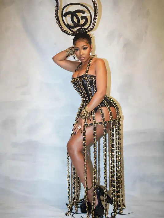 Yung Miami tampil ekstra di after party mengenakan corset dress berhiaskan rantai dan tatanan rambut yang dibentuk logo Chanel. [Foto: IG/yungmiami305].