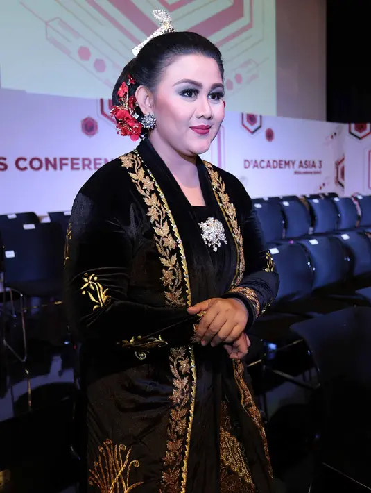 "Dangdut dunia baru. Sempet ragu, bisa gak. Sekarang udah mulai pede. Dengerin, mau di wc, makan atau apa. Belajar cengkok. Maret, April, Mei. Ga setiap hari. Sekarang sudah mulai nyaman," imbuhnya. (Deki Prayoga/Bintang.com)