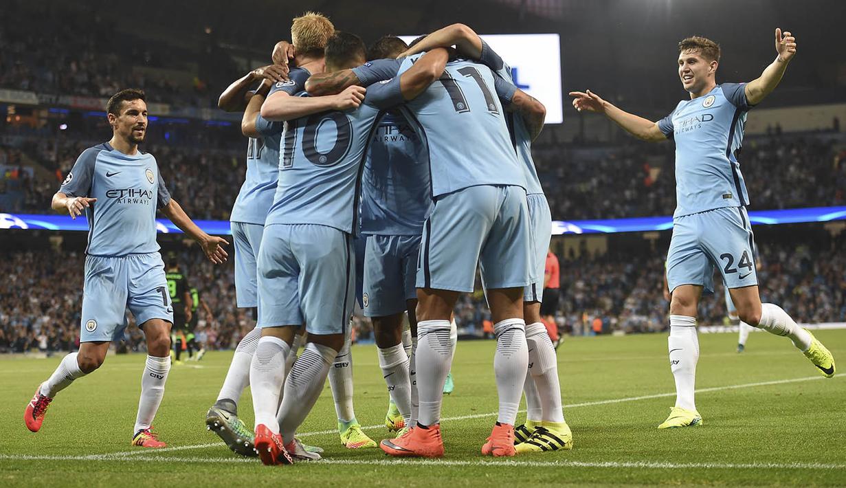 Para pemain Manchester City merayakan kemenangan atas Borussia M'Gladbach. Kemenangan ini mengantar The Citizens ke posisi dua klasemen sementara, hanya kalah selisih gol dari Barcelona. (AFP/Paul Ellis)