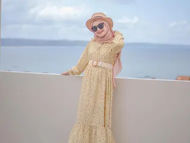 Selebgram hits Bandung bernama Sari Endah Pratiwi selalu sukses curi perhatian berkat gaya penampilannya yang konsisten menawan. Seperti saat perempuan yang akrab disapa Saritiw mengenakan outfit warna kuning yang membuatnya kian cantik memesona. (Liputan6.com/IG/@saritiw)