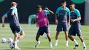 Pemain Barcelona, Lamine Yamal, mengikuti sesi latihan jelang laga Liga Champions di Sant Joan Despi, Barcelona, Senin (19/9/2023). Barca akan berhadapan dengan Antwerp FC. (AFP/Lluis Gene)