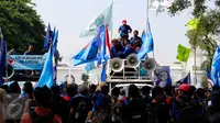 Ribuan buruh berkumpul di depan Istana Negara untuk menyuarakan penghapusan Peraturan Presiden (PP) No 78 Tahun 2015 sekaligus memperingati hari Sumpah Pemuda, Jakarta, Rabu (28/10/2015). (Liputan6.com/Yoppy Renato)