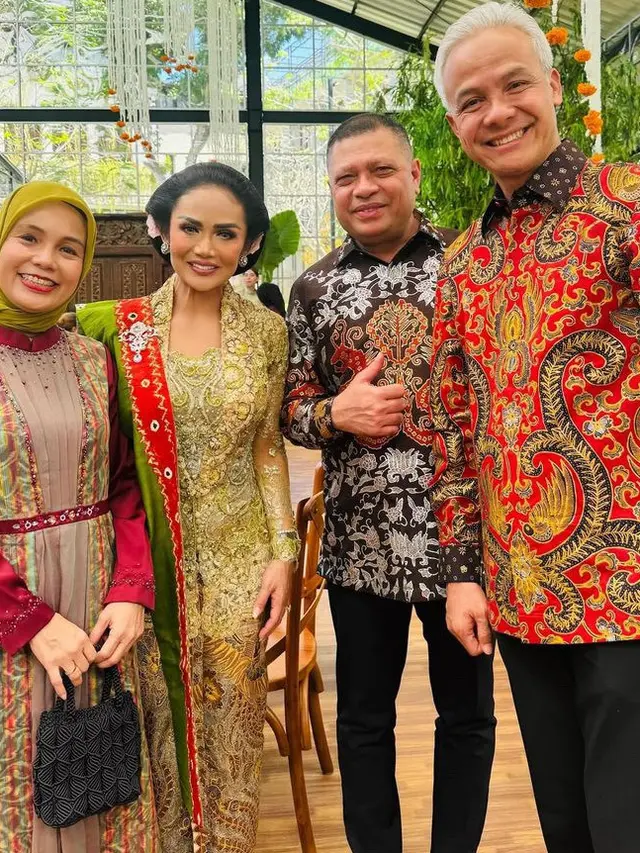 Krisdayanti, Amora Lemos, dan Yuni Shara Kenakan Kebaya saat Hadir di Pernikahan Anak Susi Pudjiastuti, Nadine Kaiser. [@krisdayantilemos]