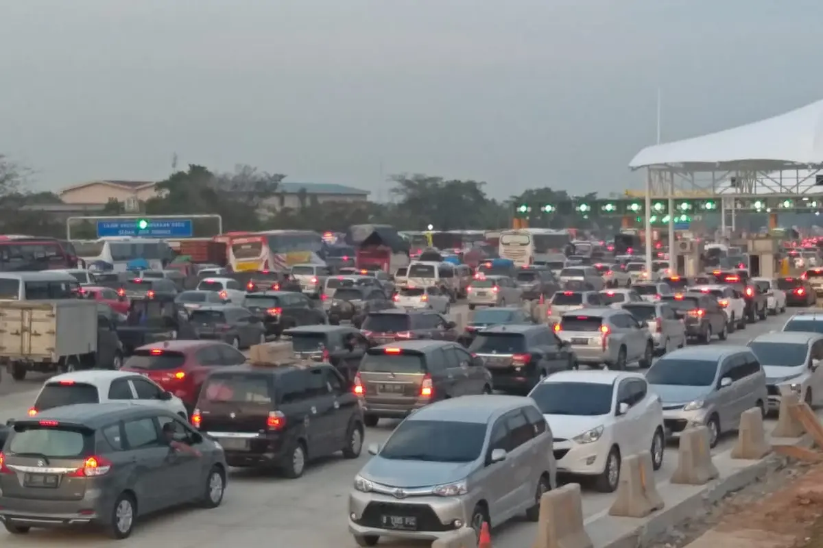 Kendaraan mudik di Tol Cikampek Utama.