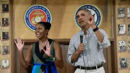 Presiden AS Barack Obama bersama ibu negara Michelle Obama memberikan pidato kepada anggota Marine Corps Base Hawaii saat perayaan Natal 2016 di Kaneohe Bay, Hawaii (25/12). (REUTERS/Hugh Gentry)
