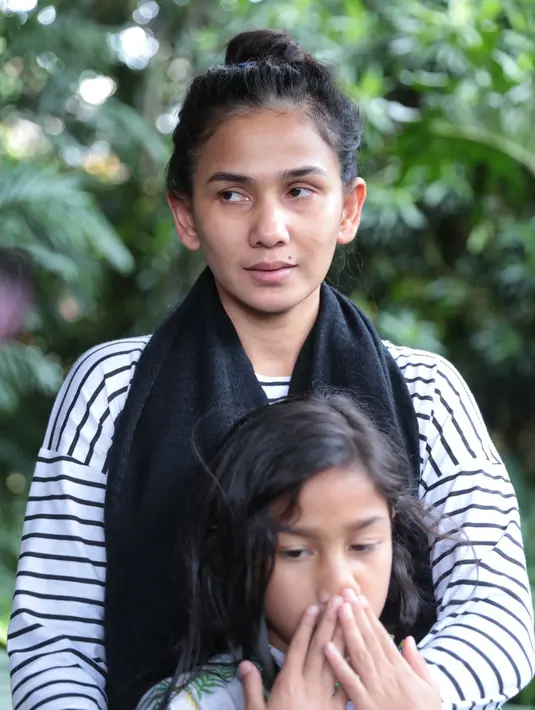 Nova mengenal Alex kumara hanya sebatas tetangga. Tapi ia tahu betul bagaimana kiprah almarhum dalam dunia televisi tanah air. (Adrian Putra/Bintang.com)