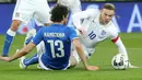 Penyerang Inggris, Wayne Rooney (kanan) berebut bola dengan bek italia Andrea Ranocchia  saat laga persahabatan di Juventus Stadium,Italia, Rabu (1/4/2015). Italia bermain imbang 1-1 atas Inggris. (AFP PHOTO/Marco Bertorello)