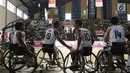 Pebasket difable Indonesia bersiap berlaga melawan Malaysia pada laga Indonesia Para Games Invitational Tournament 2018 di Hall A Senayan, Jakarta, Minggu (1/7). Indonesia unggul 54-53. (Liputan6.com/Helmi Fithriansyah)