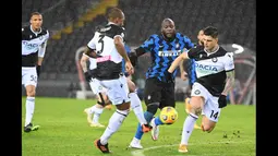 Pemain Inter Milan, Romelu Lukaku (tengah) dibayang-bayangi pemain Udinese dalam laga lanjutan Liga Itali 2020/2021 di Friuli stadium, Minggu (24/1/2021) dini hari. (Foto: AFP/Vincenzo Pinto)