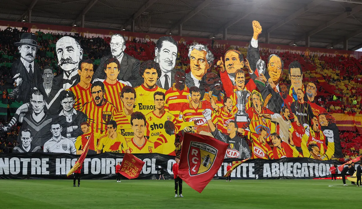 Ribuan pendukung RC Lens memadati Stadion Bollaert-Delelis untuk merayakan hari jadi klub yang ke-120. (AFP/Francois Lo Presti)