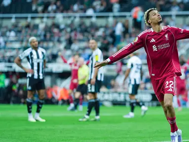 Pemain Liverpool, Hugo Ekitike, melakukan selebrasi setelah mencetak gol ke gawang Newcastle United pada pekan kedua Liga Inggris di St James’ Park, Selasa (26/8/2025) dini hari WIB. (AP Photo/Jon Super)